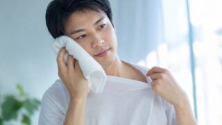 シャツで汗を拭かず、肌と服を傷めにくく整える方法