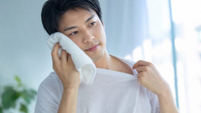 シャツで汗を拭かず、肌と服を傷めにくく整える方法