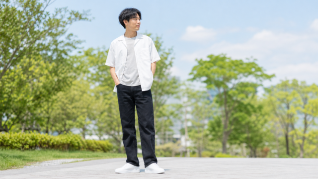夏のメンズ黒ジーパンコーデは色とシルエットで決まる